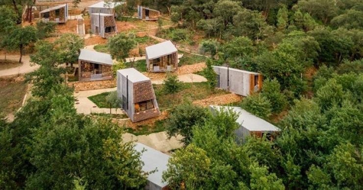 Un alojamiento de cabañas prefabricadas en Portugal rodeado de un paisaje idílico 