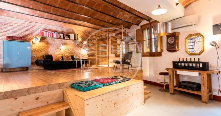 A la venta un espectacular loft con suelos hidráulicos y techos de ladrillo visto en Barcelona