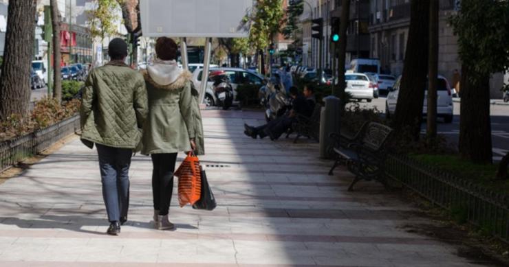 Parejas, calle, gente, pasear, paseando