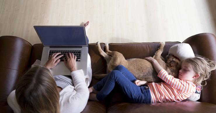 Los españoles que teletrabajan son los que más desean cambiar de casa, según Aedas