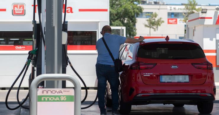 Archivo - Un pasajero reposta en una gasolinera a la altura de Rivas