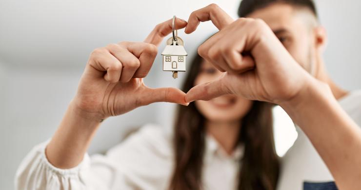 Una pareja feliz con su vivienda