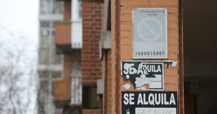 Varios carteles de 'Se Alquila' en una imagen de archivo