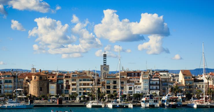 Vista de Cambrils desde el mar con la iglesia de San Pedro y la Torre del Port