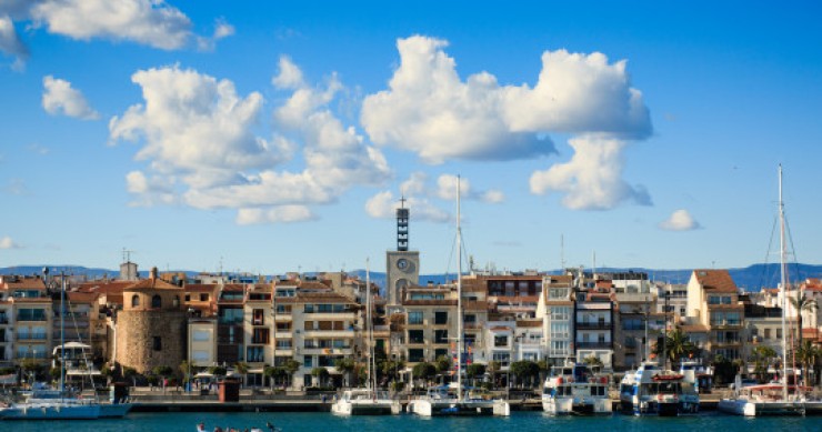 Cambrils davant del mar amb l'Església de Sant Pere i la Torre del Port