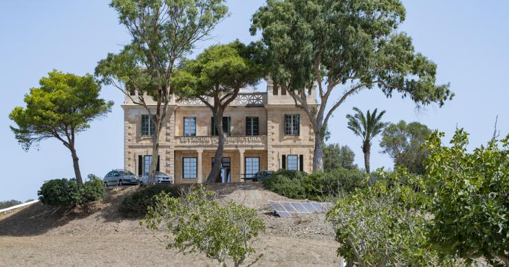 Una reforma convierte un edificio abandonado de Menorca en unas oficinas sostenibles