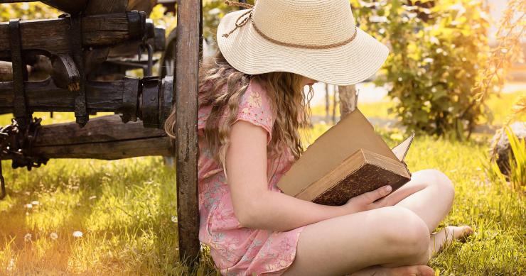 Niña leyendo