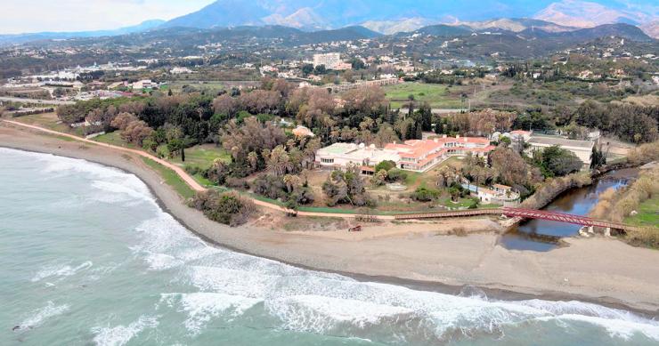 A la venta por 23 millones un palacete a pie de playa y con tres helipuertos en Estepona