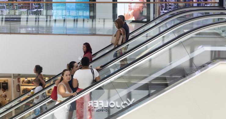 La afluencia a los centros comerciales descendió un 3,2% en agosto, pero sube un 13,5% en un año