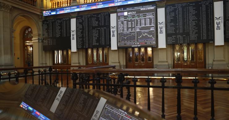 Paneles con los índices bursátiles en el Palacio de la Bolsa de Madrid