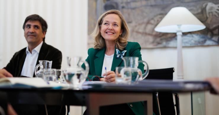 La vicepresidenta primera y ministra de Asuntos Económicos y Transformación Digital, Nadia Calviño (i), y el secretario de Estado de Economía y Apoyo a la Empresa, Gonzalo García Andrés.
