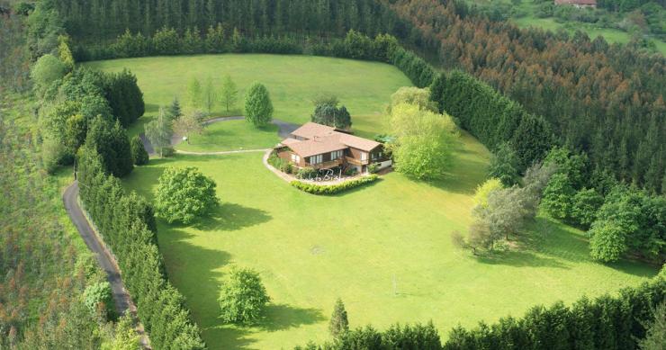 Una villa rodeada de naturaleza en Euskadi y diseñada por una constructora puntera de EEUU