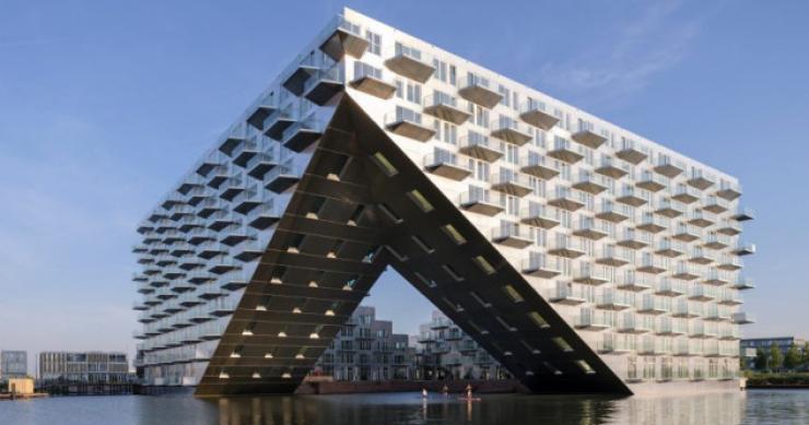 Así es el nuevo icono residencial de Ámsterdam: un edificio sostenible y construido sobre el mar 