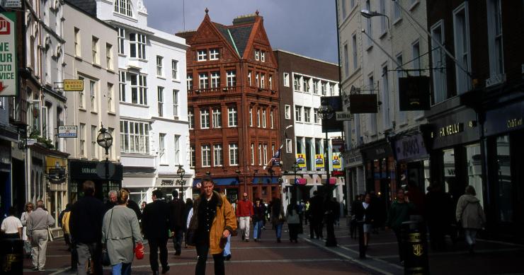 Los jóvenes en Irlanda miran al extranjero ante el prohibitivo coste de la vivienda y la vida