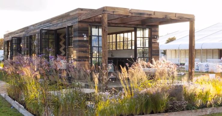 Una casa prefabricada de madera, barata y de diseño