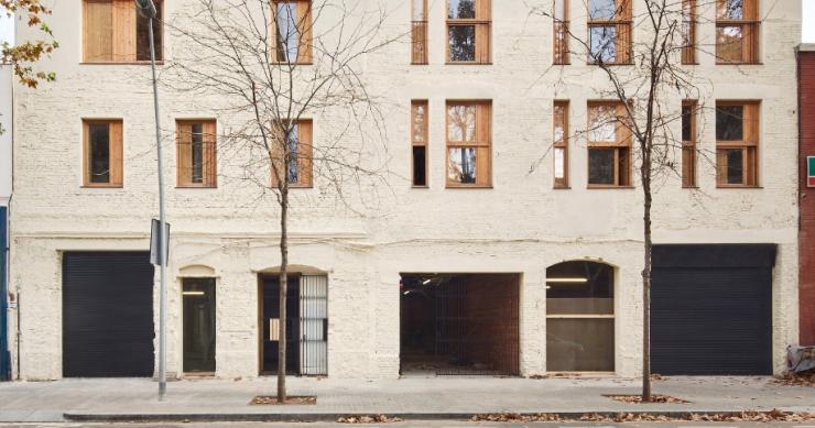Ada Colau ‘anima’ a dar uso a los miles de locales vacíos de Barcelona y convertirlos en vivienda