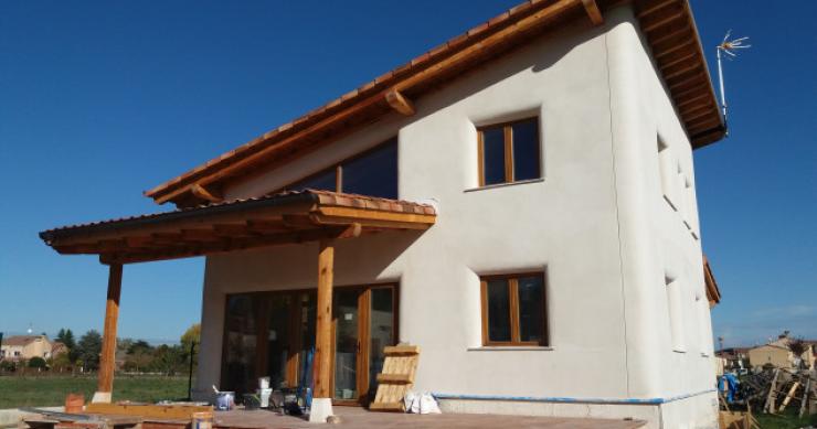 De la paja al bambú: los materiales de construcción que reducen el consumo energético de una casa