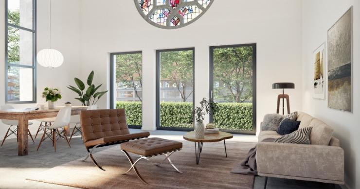 Salón amueblado con ventanales