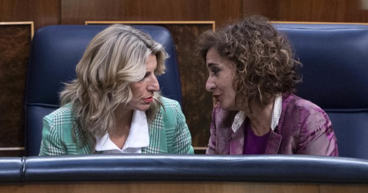La vicepresidenta segunda del Gobierno y ministra de Trabajo, Yolanda Díaz (i), y la ministra de Hacienda y Función Pública, María Jesús Montero (d).