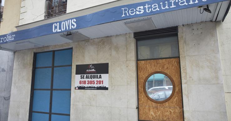 Archivo - Un local cerrado muestra un cartel de SE VENDE en el centro de Madrid (España), a 4 de marzo de 2021. 