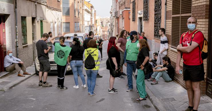 Archivo - Vecinos y miembros de la Plataforma Afectados por la Hipoteca de Vallekas (PAH), intentar paralizar un desahucio en la calle de Pico Cejo, en el barrio madrileño de Puente de Vallecas, en una imagen de archivo.