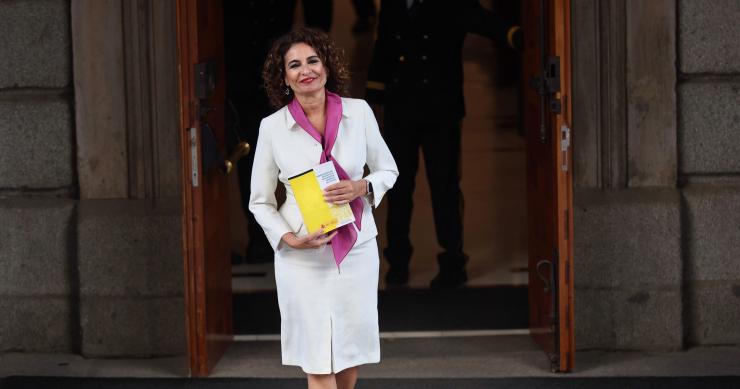 La ministra de Hacienda, María Jesús Montero, posa con 'el libro amarillo' antes de presentar el Proyecto de Ley de los Presupuestos Generales del Estado para 2023, en el Congreso de los Diputados, a 6 de octubre de 2022, en Madrid (España). 