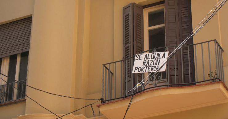 Archivo - Cartel de "Se alquila" en una imagen de archivo.