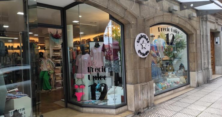 Archivo - Pequeño comercio minorista en Oviedo, tienda de ropa.