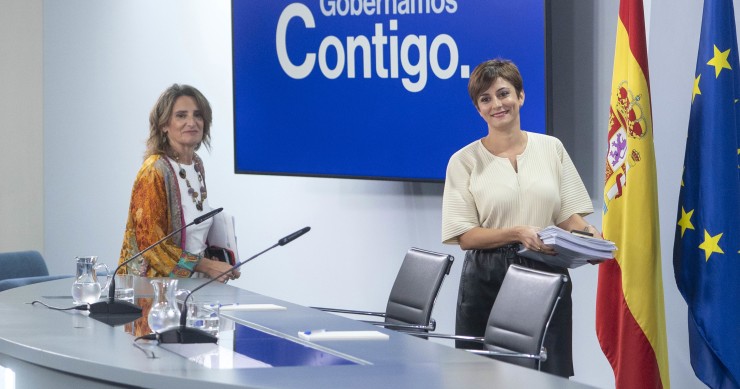 La vicepresidenta tercera y ministra para la Transición Ecológica y el Reto Demográfico, Teresa Ribera (i), y la portavoz del Gobierno, Isabel Rodríguez (d), a su llegada a una rueda de prensa posterior a la reunión del Consejo de Ministros, en el Palacio