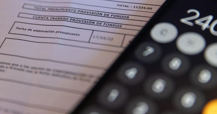 Archivo - Una calculadora y una escritura de compraventa de una hipoteca, a 2 de junio de 2022, en Madrid (España).