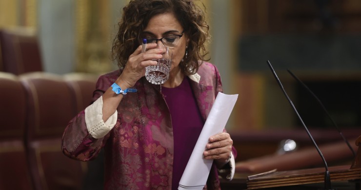 La ministra de Hacienda, María Jesús Montero, bebe agua durante una sesión plenaria, en el Congreso