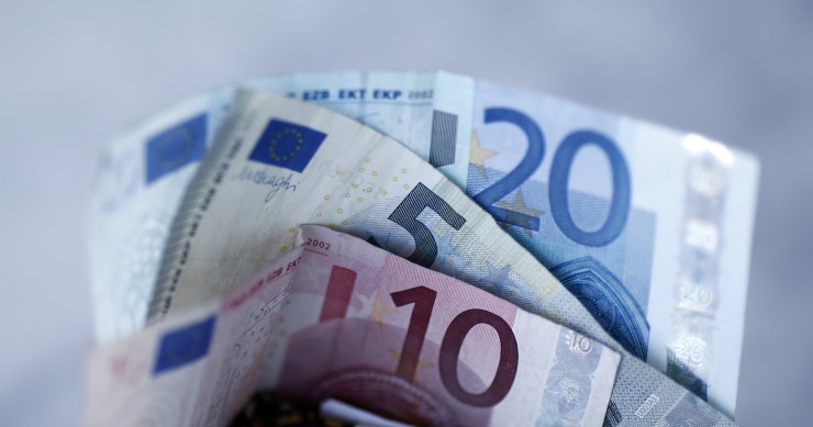 Archivo - Billetes, monedas, euros, euro, dinero