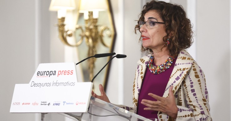 La ministra de Hacienda, María Jesús Montero, interviene durante un desayuno informativo de Europa Press, en el Hotel Rosewood, a 20 de octubre de 2022, en Madrid (España).