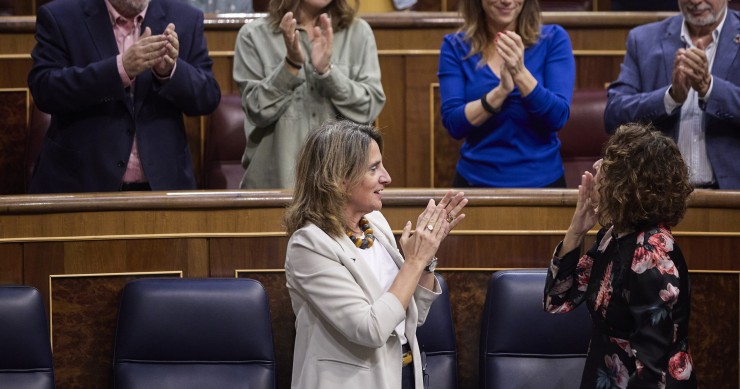 La vicepresidenta tercera y ministra de Transición Ecológica y Reto Democrático, Teresa Ribera (i) y la ministra de Hacienda, María Jesús Montero (d), durante una sesión plenaria en el Congreso 