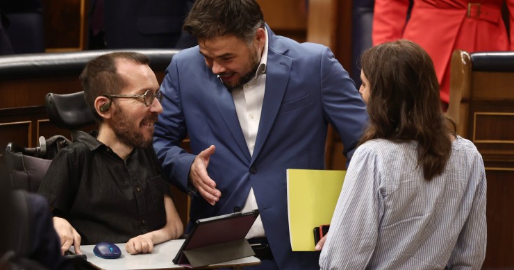 Archivo - (I-D) El portavoz de Unidas Podemos en el Congreso, Pablo Echenique; el portavoz de Esquerra Republicana (ERC) en el Congreso, Gabriel Rufián; y la ministra de Igualdad, Irene Montero, conversan en una sesión plenaria, en el Congreso 