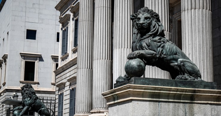 Archivo - Fachada del Congreso de los Diputados de Madrid con sus emblemáticos leones.