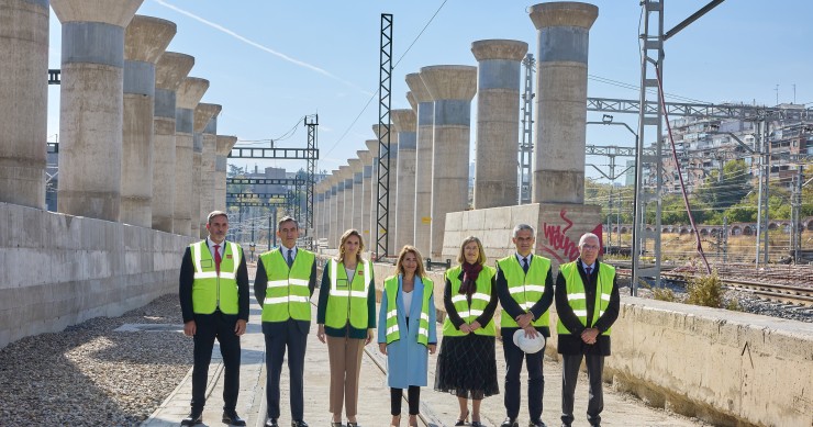 Álvaro Aresti (2i); Paloma Martín (3i); Raquel Sánchez (c), y la presidenta de Adif, María Luisa Domínguez (3d), durante la visita a la obra