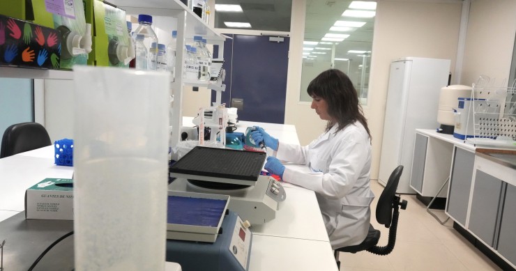 Archivo - Una científica en el laboratorio del Parque Tecnológico de Zamudio de Bilbao, a 23 de mayo de 2022, en Zamudio, Vizcaya, País Vasco (España). La empresa biofarmaceútica vasca Oncomatryx ha conseguido la autorización de la Agencia Americana del M