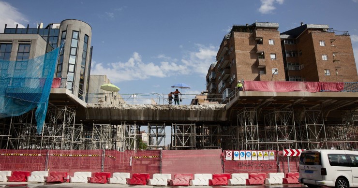 Archivo - Varios albañiles trabajan en una obra, a 10 de agosto de 2022, en Madrid