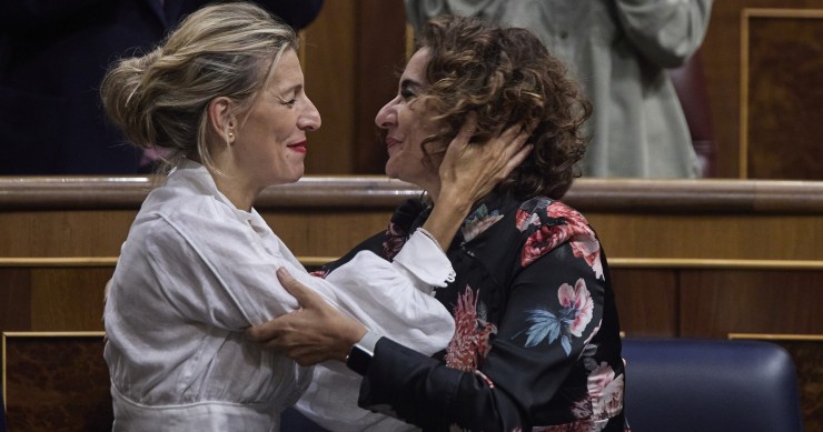 La vicepresidenta Yolanda Díaz con la ministra de Hacienda, María Jesús Montero, en el hemiciclo