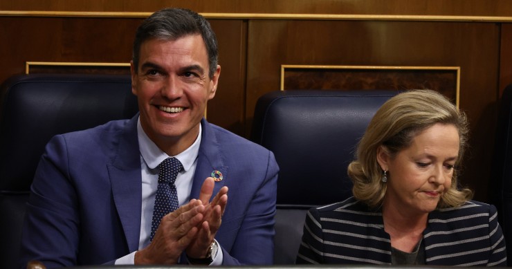El presidente del Gobierno, Pedro Sánchez y la vicepresidenta primera y ministra de Asuntos Económicos y Transformación Digital, Nadia Calviño, durante una sesión plenaria en el Congreso de los Diputados, a 2 de noviembre de 2022, en Madrid (España).