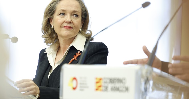 La vicepresidenta primera y ministra de Asuntos Económicos y Transformación Digital, Nadia Calviño, ateinde al presidente del Gobierno de Aragón, en la sala de Columnas del Edificio Pignatelli, a 16 de noviembre de 2022, en Zaragoza, Aragón (España). Dur