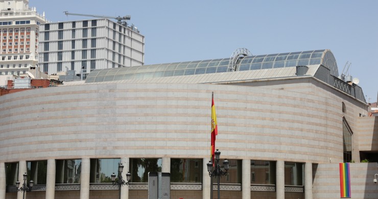 Archivo - El Senado coloca la bandera LGTBI la parte derecha del edificio, situado en la Calle de Bailén, 3 de Madrid.