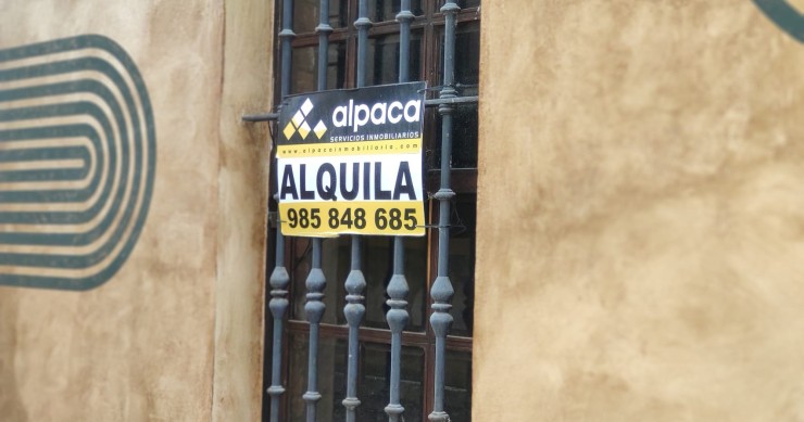 Archivo - Cartel de 'Se alquila' en una vivienda en alquiler en Asturias.