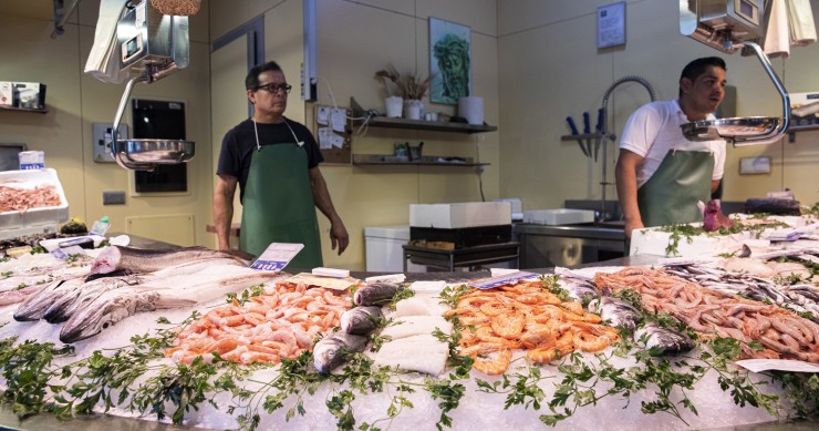 Archivo - Pescadería en un mercado de abastos