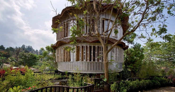 Edificio de tres plantas hecho de bambú