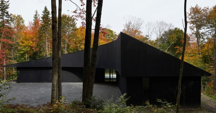 Exterior de la cabaña en el bosque