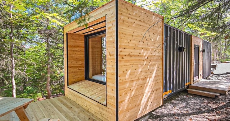 Exterior de una minicasa hecha en un contenedor