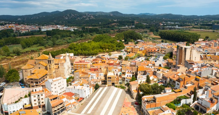 Vista aérea de Tordera, parque natural del Montnegre al fondo