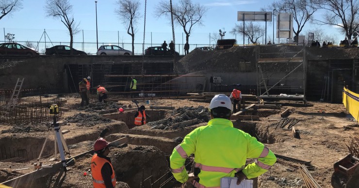 Archivo - Operarios en una obra